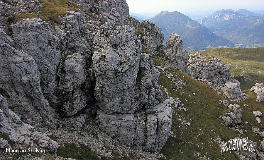 15 Salgono le rocce dai prati.JPG